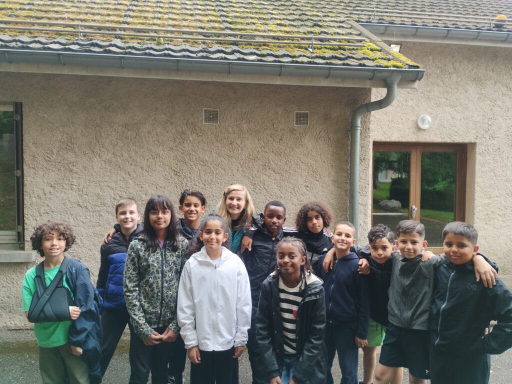 Photo devant le chalet 3 chambres Chambre 1 : Abdelmalik, Mohamed, Rami, Mohamed Sami et Marquis Chambre 2 : Shahine Djemil Ajnur Rayan Chambre 3 Hafra Soumaya Djenna Avec leurs copains :-)